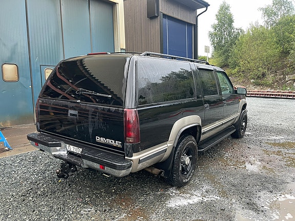 Chevrolet Suburban 5 of 30