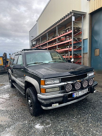 Chevrolet Suburban 2 of 30