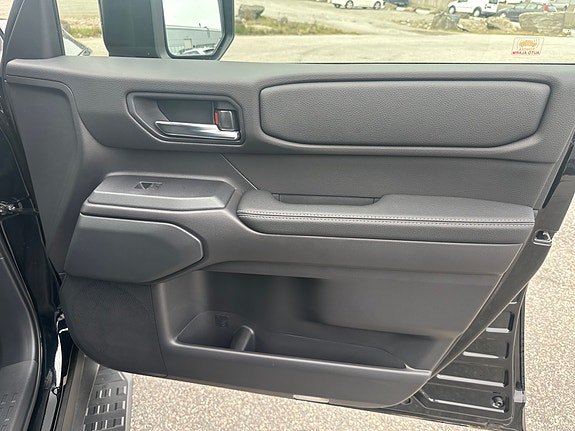 Toyota Land Cruiser 13 of 16