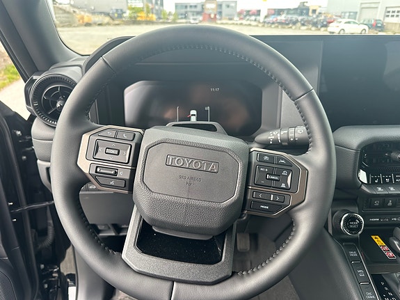 Toyota Land Cruiser 8 of 16