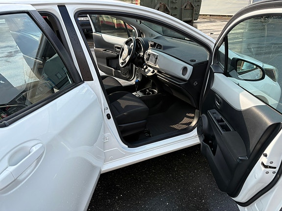 Toyota Yaris 4 of 5