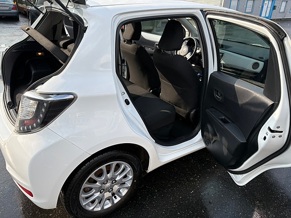 Toyota Yaris 3 of 5