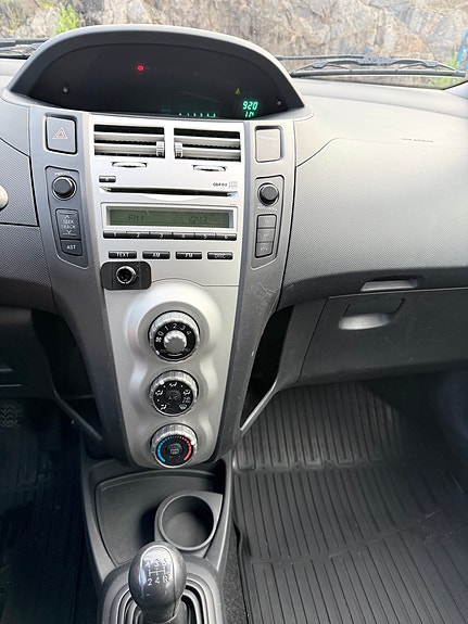 Toyota Yaris 3 of 5