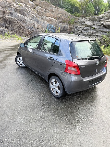 Toyota Yaris 5 of 5