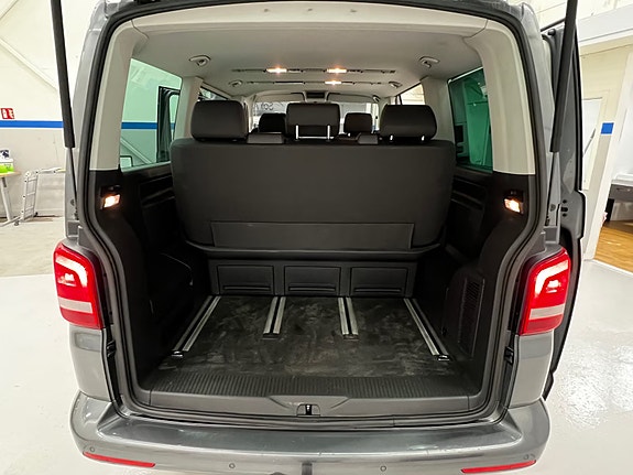 Volkswagen Multivan 9 of 21