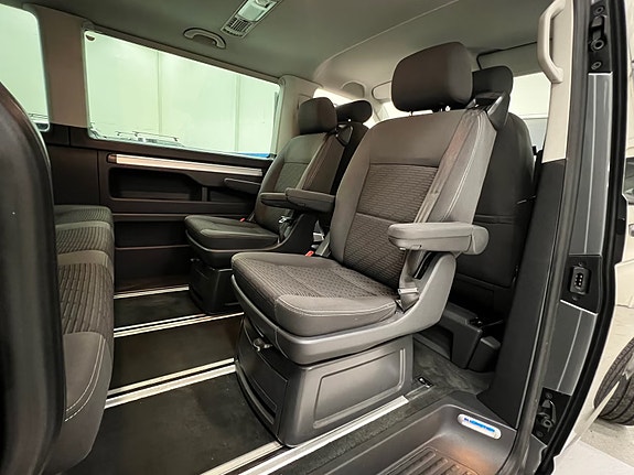 Volkswagen Multivan 16 of 21