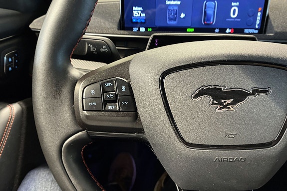 Sportsratt med Mustang-logo og multifunksjonsknapper gir kontroll.