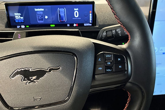 Digital hastighetsmåler og rattkontroller kombinert med Mustang-emblem.