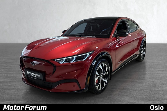 Rød SUV med sporty hjul og karakteristisk Mustang-front.