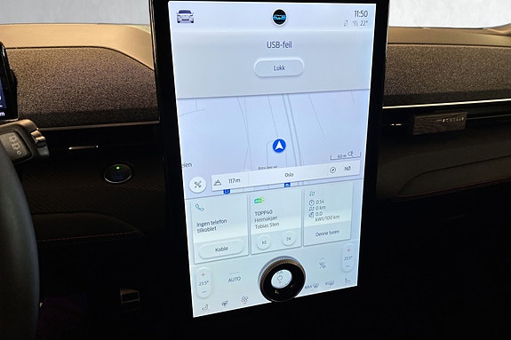 Stor touchskjerm med GPS-navigasjon og intuitive kontroller.