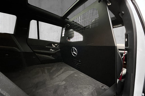 Mercedes-Benz GLS63 18 of 30