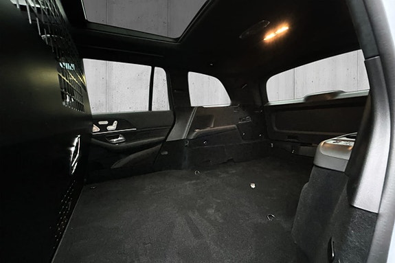 Mercedes-Benz GLS63 14 of 30