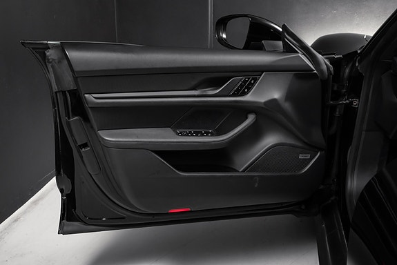 Porsche Taycan 21 of 30