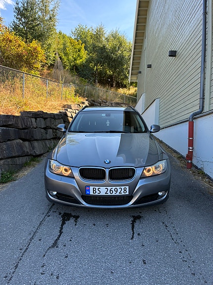 BMW 318d 2 of 5