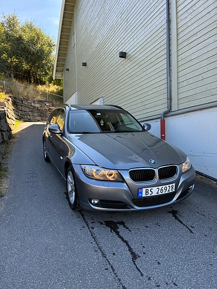 BMW 318d 3 of 5