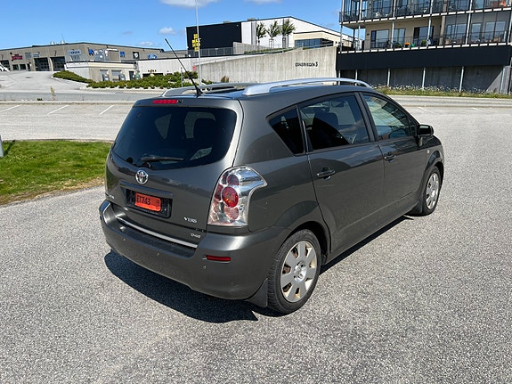 Toyota Corolla Verso 4 of 5