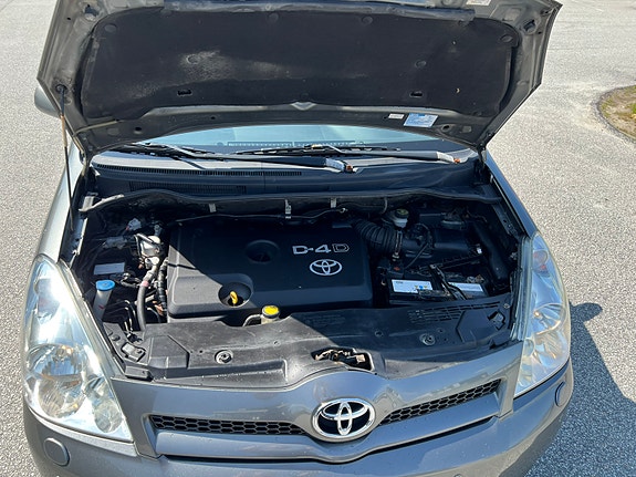 Toyota Corolla Verso 3 of 5
