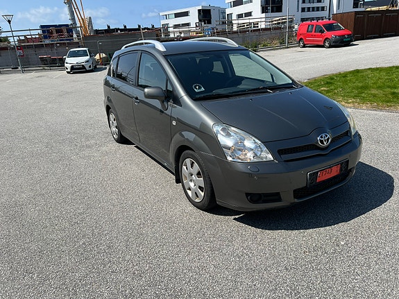 Toyota Corolla Verso 2 of 5