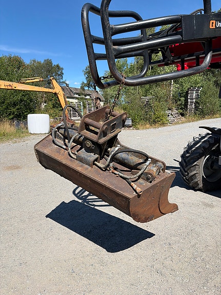 Kobelco Sk80 2 of 5