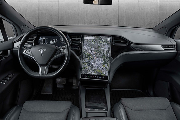 Tesla Model X 24 of 28