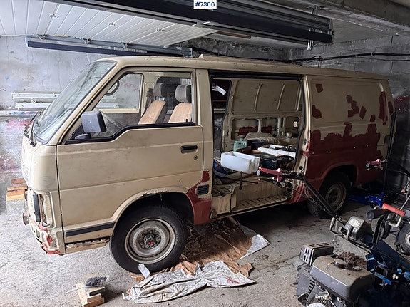 Toyota HiAce 2 of 5
