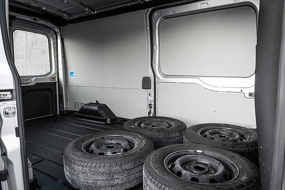 Ford E-Transit 425 L3 Van 22 of 25