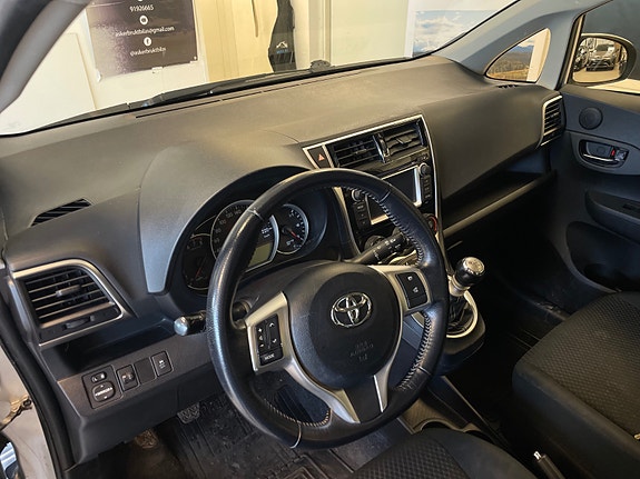 Toyota Verso-S 21 of 30