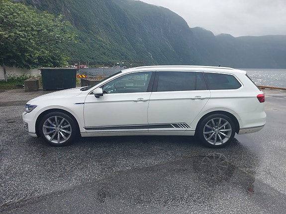 Volkswagen Passat 2 of 26