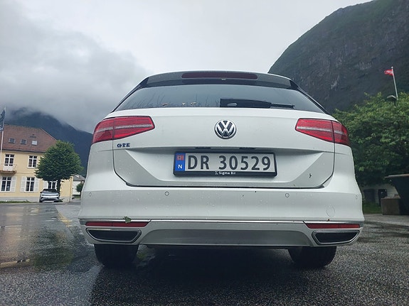 Volkswagen Passat 4 of 26