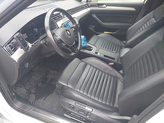 Volkswagen Passat 11 of 26