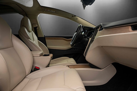 Tesla Model X 16 of 30