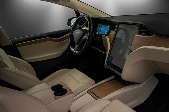 Tesla Model X 18 of 30