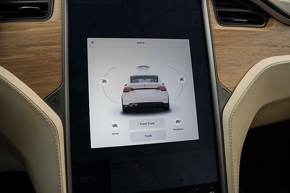 Tesla Model X 24 of 30