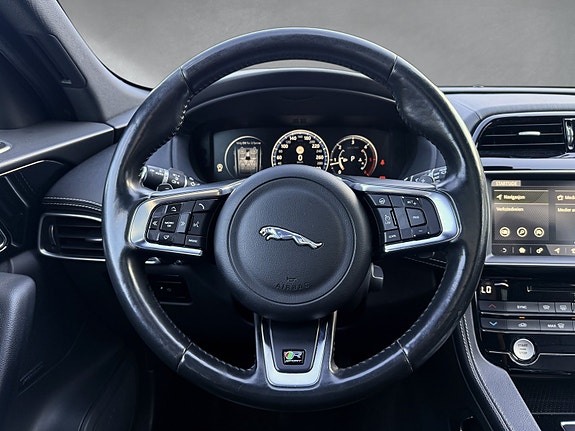 Jaguar F-PACE 21 of 30