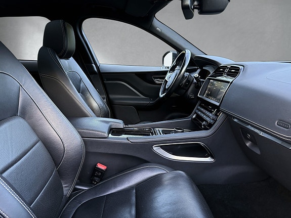Jaguar F-PACE 18 of 30