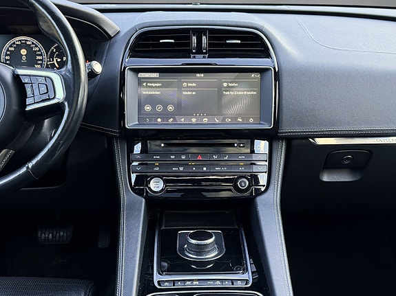 Jaguar F-PACE 28 of 30