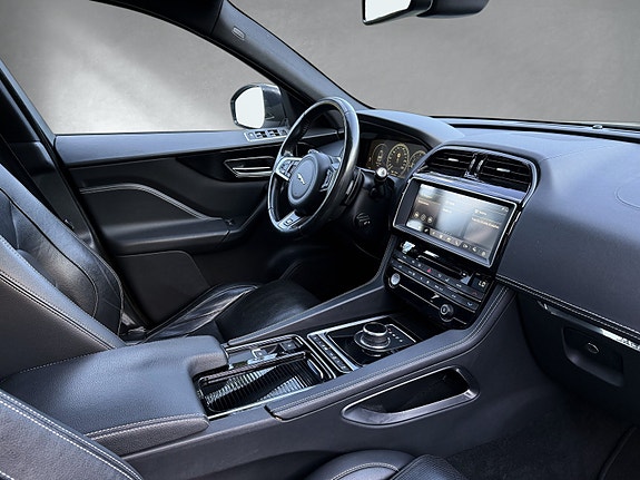 Jaguar F-PACE 19 of 30