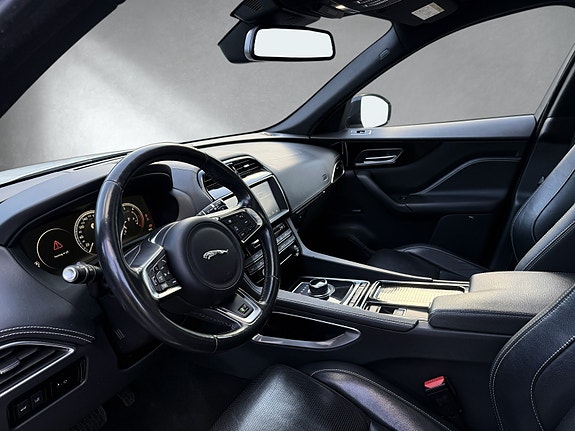 Jaguar F-PACE 12 of 30