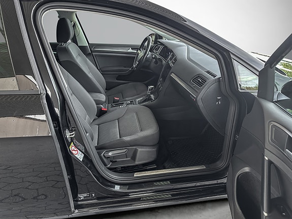 Volkswagen e-Golf VII 16 of 24