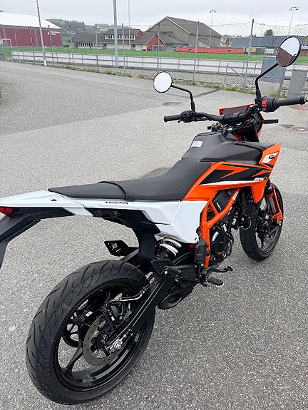 KTM 125 SMC R 5 of 5