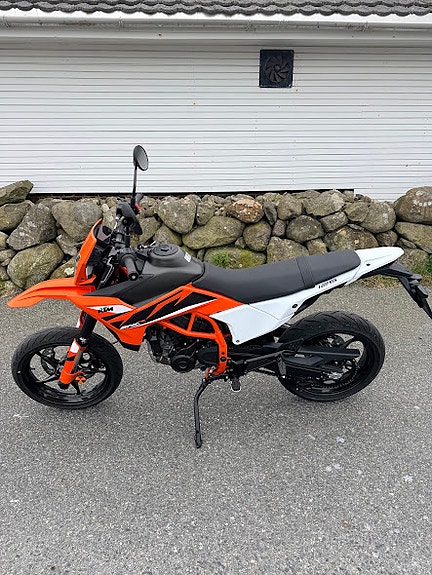KTM 125 SMC R 3 of 5