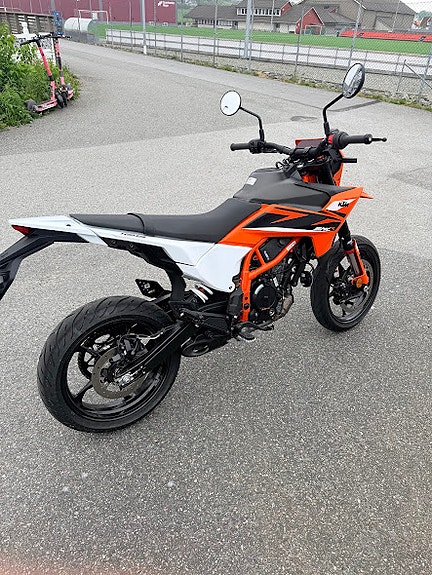 KTM 125 SMC R 4 of 5