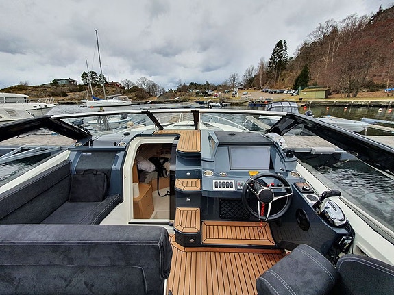 Askeladden C83. Full utstyrt C83 m/teak. Få timer hovedsakelig i ferskvann 4 of 5