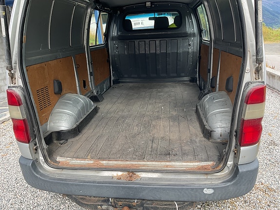 Toyota HiAce 3 of 5