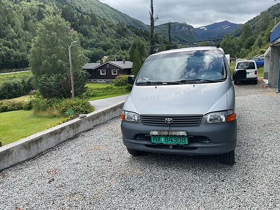 Toyota HiAce 2 of 5