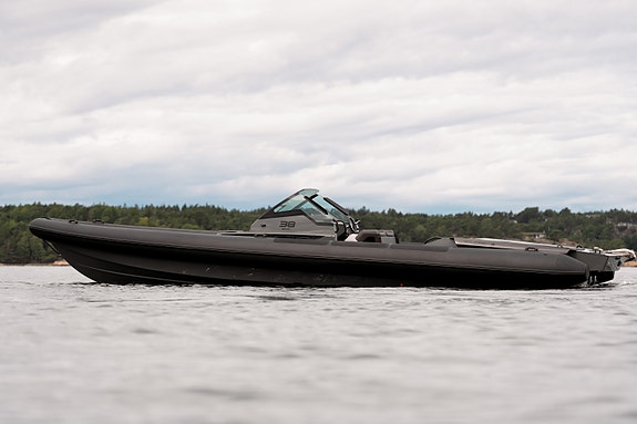 Goldfish 38 Sport 2024 – Custom Olive Green – 2x Mercury 350 hk 10 of 30