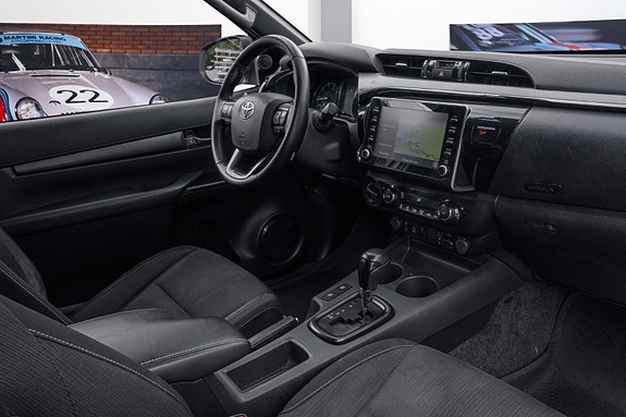 Toyota HiLux 14 of 27
