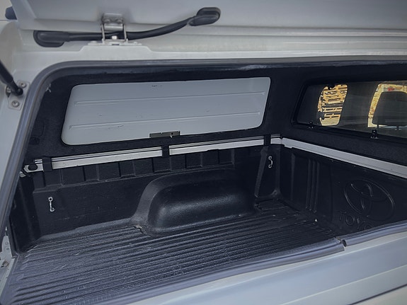 Toyota HiLux 13 of 27
