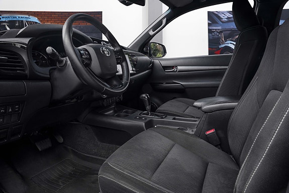 Toyota HiLux 17 of 27