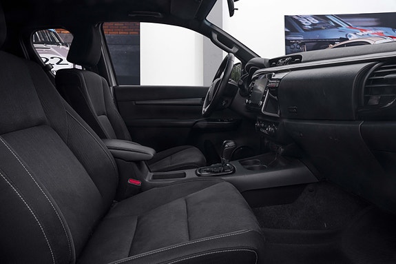 Toyota HiLux 16 of 27